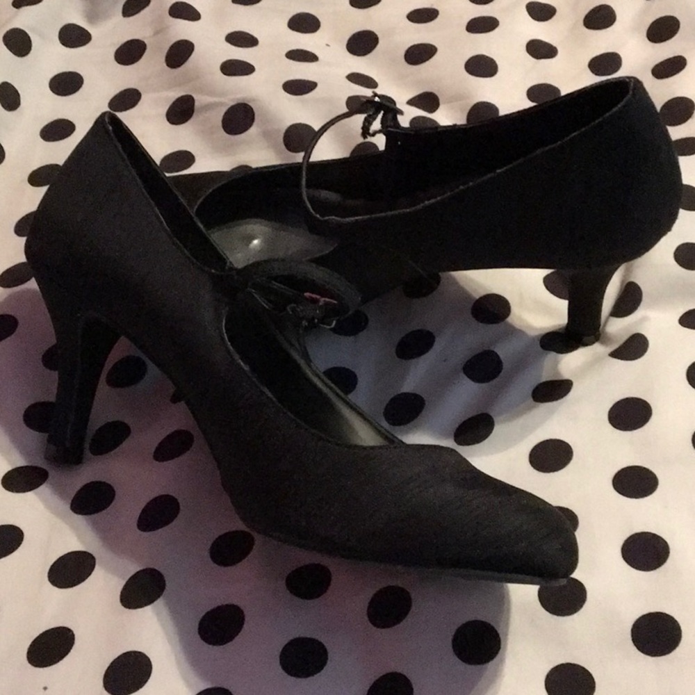 New Directions Black Cloth Heels